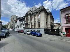 Universitate, Batistei, birou cu personalitate